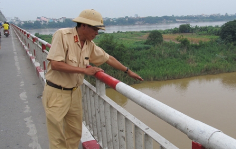 Cảnh sát cứu hai mẹ con định nhảy cầu