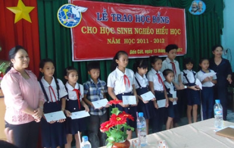 CLB Nữ Doanh nhân Bình Dương: Trao học bổng cho trẻ em có hoàn cảnh khó khăn huyện Bến Cát