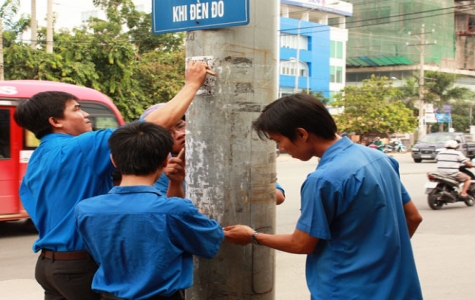 Đoàn viên thanh niên tham gia tẩy xóa quảng cáo rao vặt