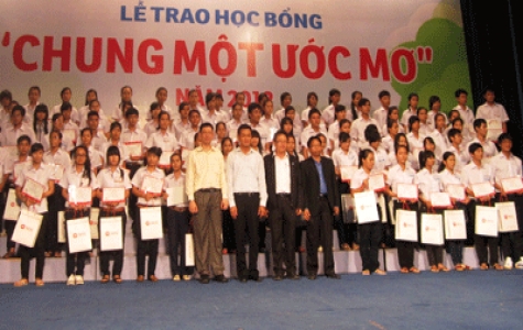 400 học sinh vượt khó, học giỏi nhận học bổng “Chung một ước mơ”