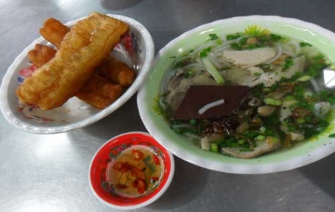 Thưởng thức bánh canh giò heo chợ Cây Dừa