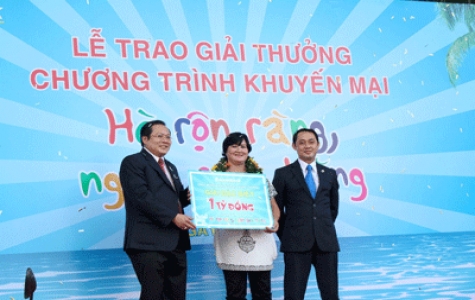 Sacombank trao thưởng chương trình khuyến mãi "Hè rộn ràng - Ngàn quà tặng"