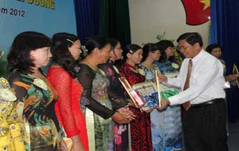 Tuyên dương giáo viên, học sinh giỏi năm học 2011-2012