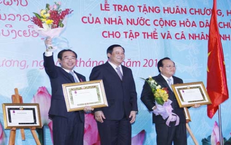 Lãnh đạo tỉnh Bình Dương: Vinh dự đón nhận huân chương, huy chương của Nhà nước Cộng hòa Dân  chủ Nhân dân Lào