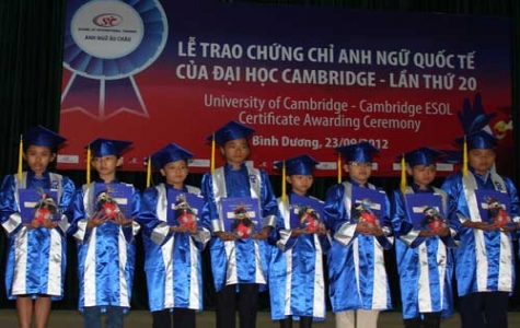 405 học viên nhận chứng chỉ tiếng Anh của Đại học Cambridge