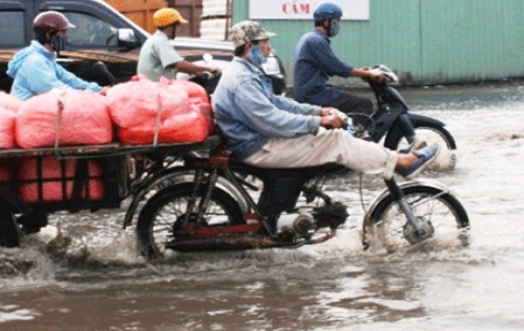 Mưa lớn ngập đường, gây tắc nghẽn giao thông