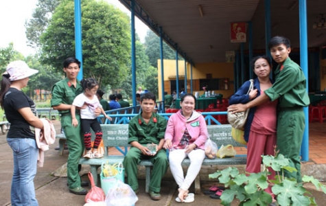 Tân binh vui trong quân ngũ