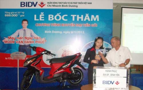 Chi nhánh BIDV Bình Dương: Tổ chức bốc thăm chương trình “May mắn ngập tràn - Muôn vàn hạnh phúc”