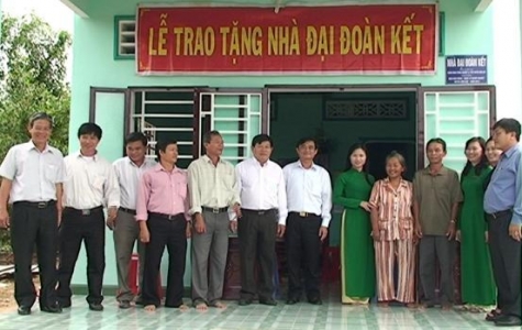 Bến Cát: Trao tặng 5 căn nhà đại đoàn kết cho các hộ nghèo