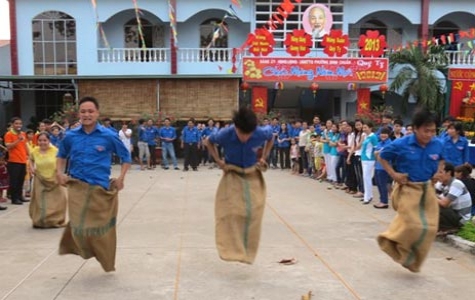 Thanh niên công nhân vui xuân đầm ấm