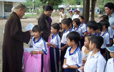 Du xuân hành thiện