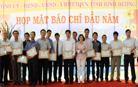 Hội Nhà báo tỉnh Bình Dương tổ chức họp mặt báo chí đầu năm 2013