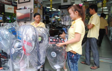 Các mặt hàng điện máy phục vụ mùa nắng nóng: Sức tiêu thụ tăng, giá cả ổn định