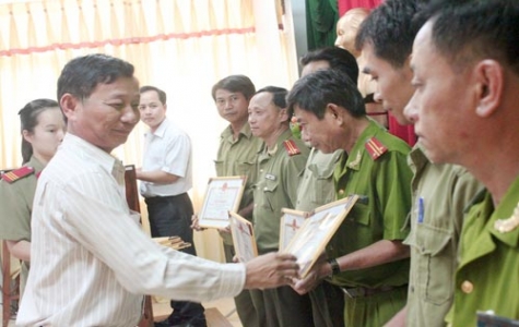 Huyện Bến Cát:  Khen thưởng 50 tập thể, cá nhân làm tốt công tác bảo đảm TTATGT năm 2012