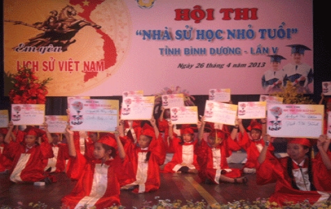 Hội thi “Cán bộ thư viện giỏi” lần IV năm 2013: Thư viện TX.Dĩ An đoạt giải nhất