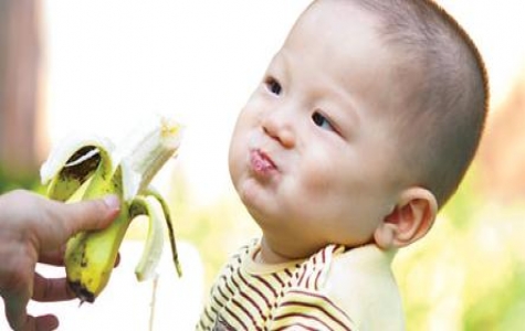 Thay vì bánh snack, cho trẻ ăn chuối