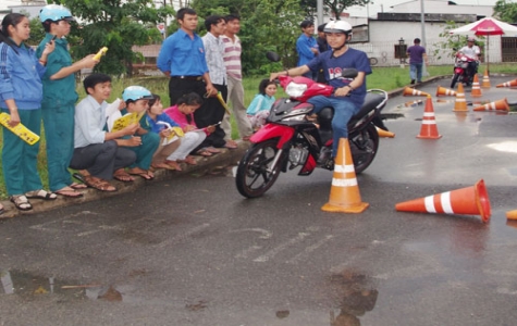 Xây dựng văn hóa giao thông trong thanh niên công nhân: Việc làm có ích