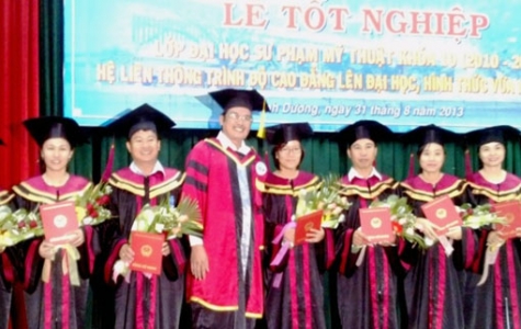 Trao bằng tốt nghiệp đại học cho sinh viên ngành sư phạm mỹ thuật