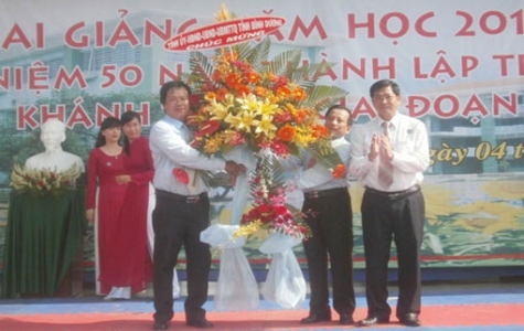 Trường THPT Bến Cát tổ chức lễ khai giảng năm học 2013-2014