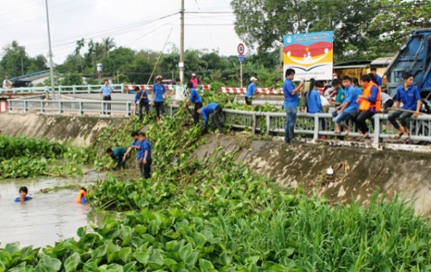 Hơn 300 đoàn viên thanh niên TX.Thuận An vớt lục bình trên kênh rạch