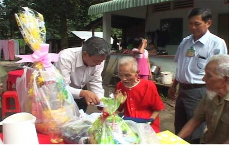 Lãnh đạo tỉnh chúc thọ và tặng quà các cụ tròn 100 tuổi