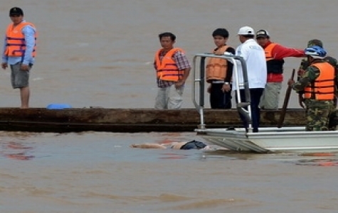 Lào tiến hành trục vớt máy bay rơi dưới sông Mekong