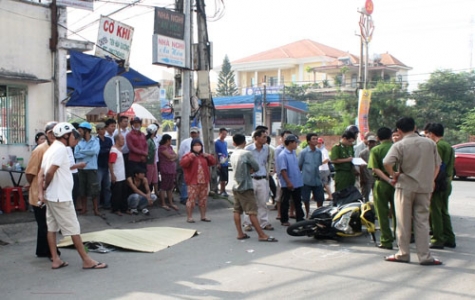 Đưa con đi học, một người đàn ông ngã xe chết ven đường