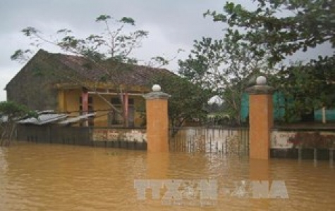 Lũ dâng cao bất ngờ cuốn trôi học sinh ở Huế và Ninh Thuận