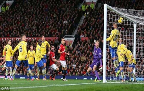 Van Persie lại giúp M.U đánh bại đội bóng cũ