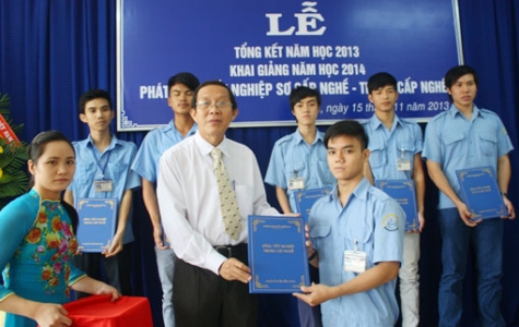 Trường Trung cấp nghề Dĩ An khai giảng năm học mới 2013-2014