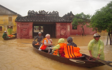 Hàng ngàn du khách phố cổ Hội An sơ tán khẩn cấp trong trận lũ lịch sử