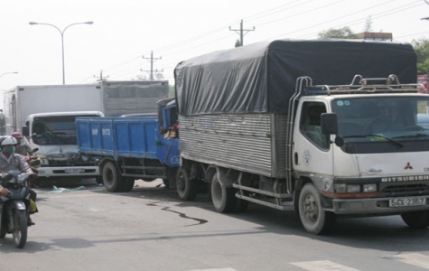 Tông xe liên hoàn trên Quốc lộ 13, tài xế bị kẹt trong cabin