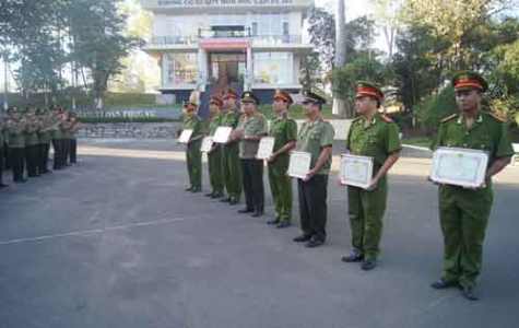 Giám đốc Công an tỉnh: Khen thưởng nhiều tập thể, cá nhân tại buổi chào cờ đầu tháng 12