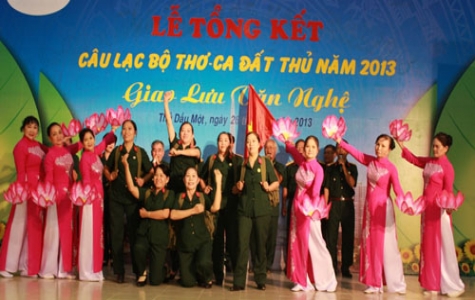 CLB Thơ ca Đất Thủ: Giao lưu văn nghệ ấm áp nghĩa tình