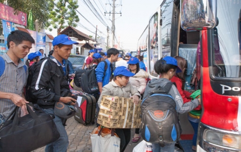 Gần 200 thanh niên công nhân về quê trên “chuyến xe nghĩa tình - san sẻ yêu thương”