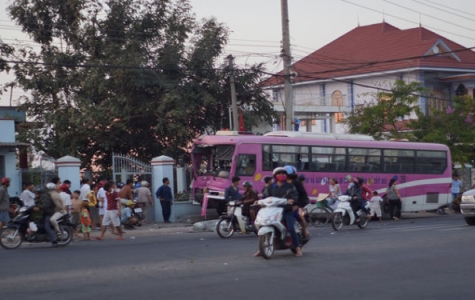 Xe khách mất lái đâm sập trụ đèn tín hiệu