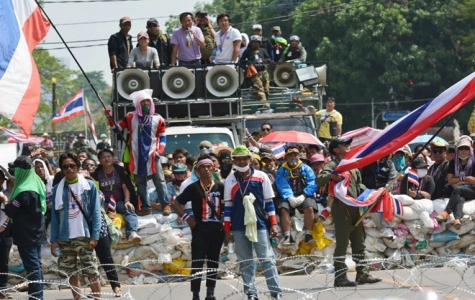 Người biểu tình bao vây văn phòng tạm thời của bà Yingluck