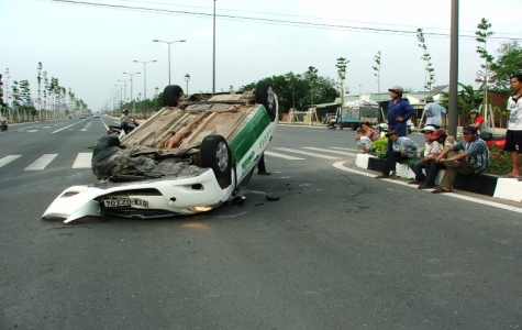 Taxi 4 chỗ lật ngửa trên đường Phạm Ngọc Thạch