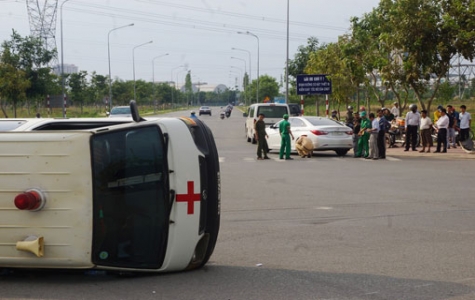 Xe cứu thương lật nhào, 4 người bị thương