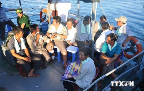 10 ngư dân trên tàu cá bị tàu Trung Quốc đâm chìm đã về tới Lý Sơn