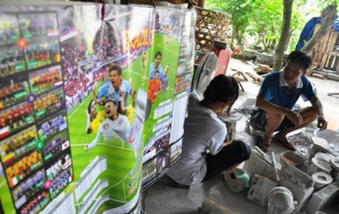 Người dân Bát Tràng làm cúp vàng World Cup