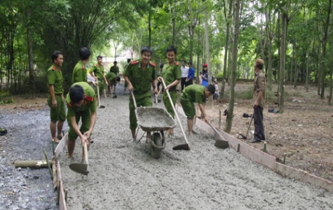 Đoàn thanh niên Sở Cảnh sát phòng cháy và chữa cháy: Làm đường giao thông nông thôn