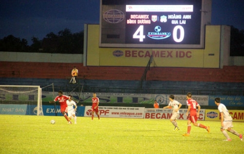 Đánh bại HAGL 4-1, B.BD chiếm ngôi đầu bảng