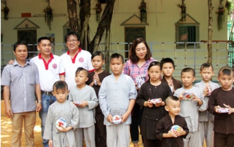 CLB Ngân hàng máu sống: Thăm, tặng quà cho trẻ khuyết tật