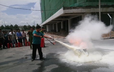 Huấn luyện nghiệp vụ PCCC cho nhân viên bảo vệ Trung tâm hành chính tỉnh