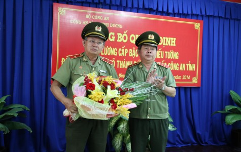 Công bố quyết định nâng lương cho đồng chí thiếu tướng Võ Thành Đức, Giám đốc Công an tỉnh