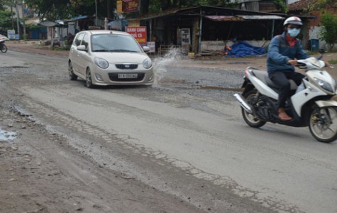 Nhiều ổ gà nguy hiểm đầu tuyến đường ĐT 741