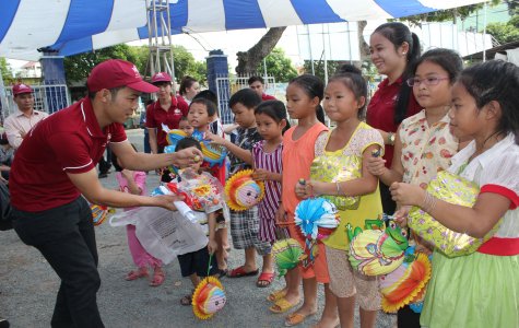 Trung tâm Anh ngữ Tự Nhiên, Trung tâm Nhân đạo Quê Hương: Tổ chức trung thu cho trẻ em có hoàn cảnh khó khăn