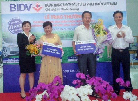 BIDV Bình Dương: Trao giải khách hàng trúng thưởng May mắn trọn niềm vui 2014