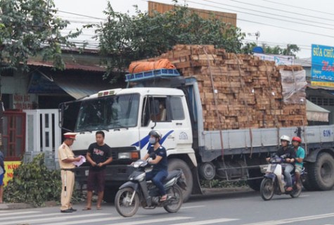 Xử lý xe chở hàng quá khổ, quá tải